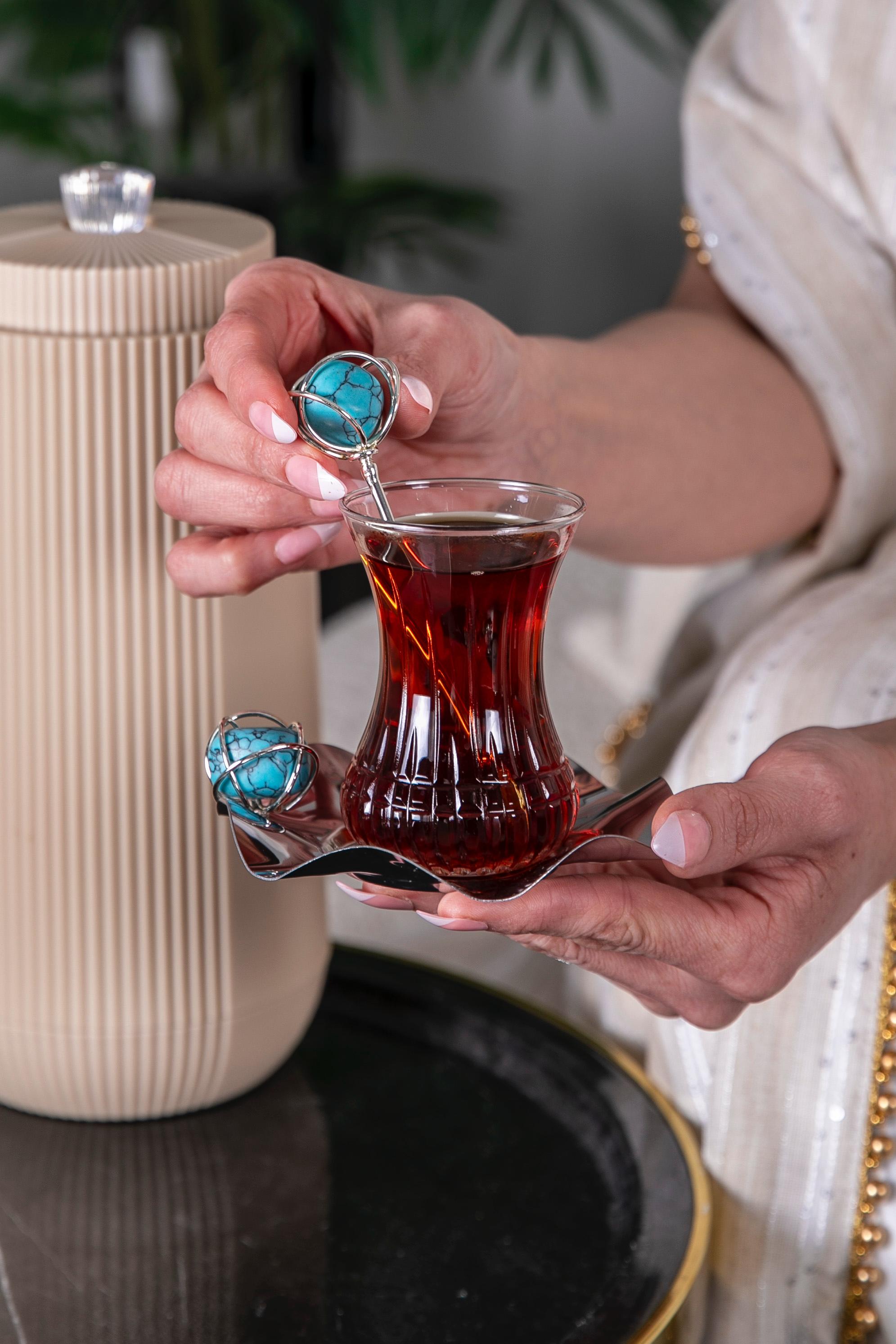 طقم استكانات شاي فاخر مع ملاعق مزينة