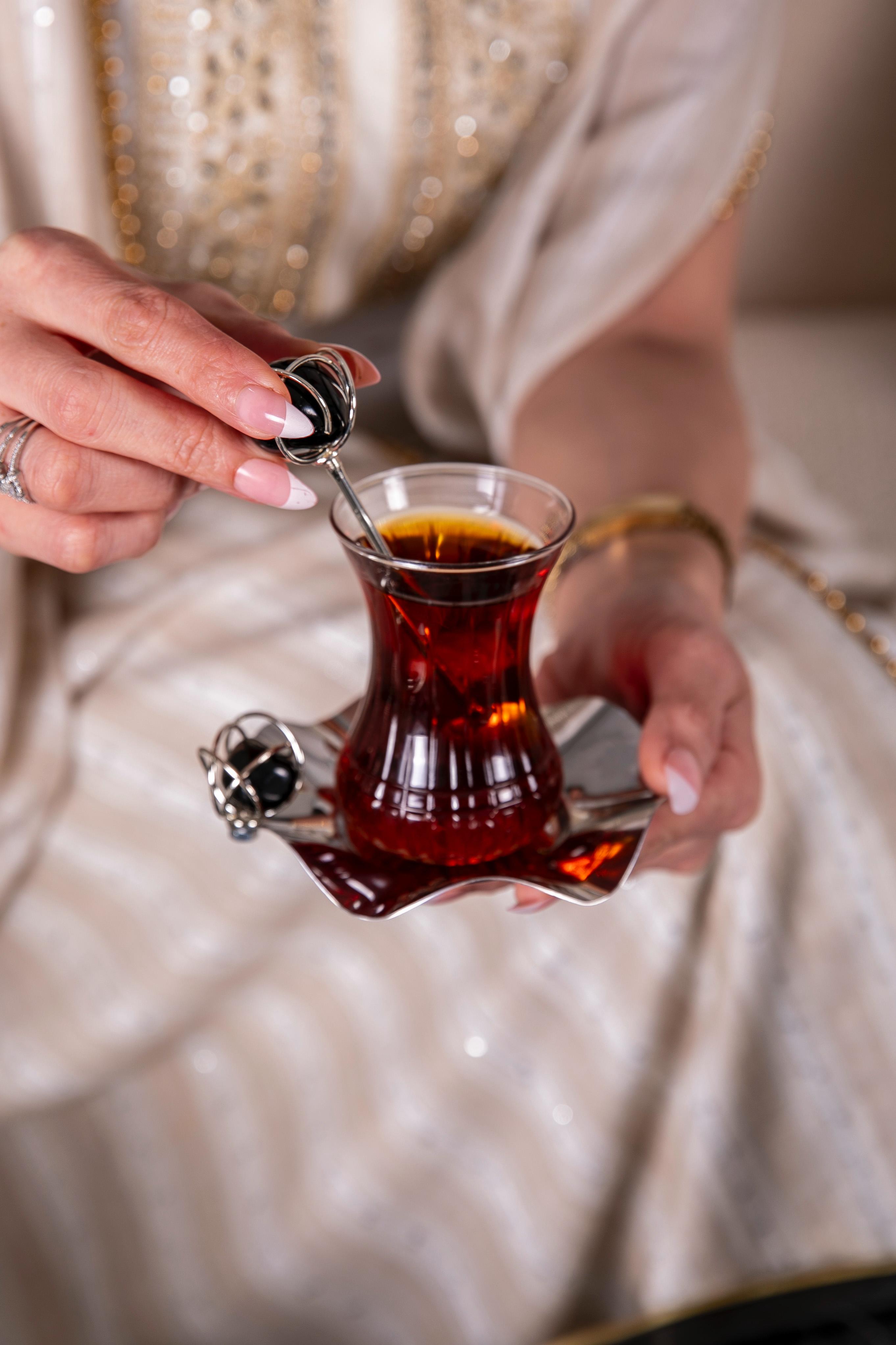 طقم استكانات شاي فاخر مع ملاعق مزينة