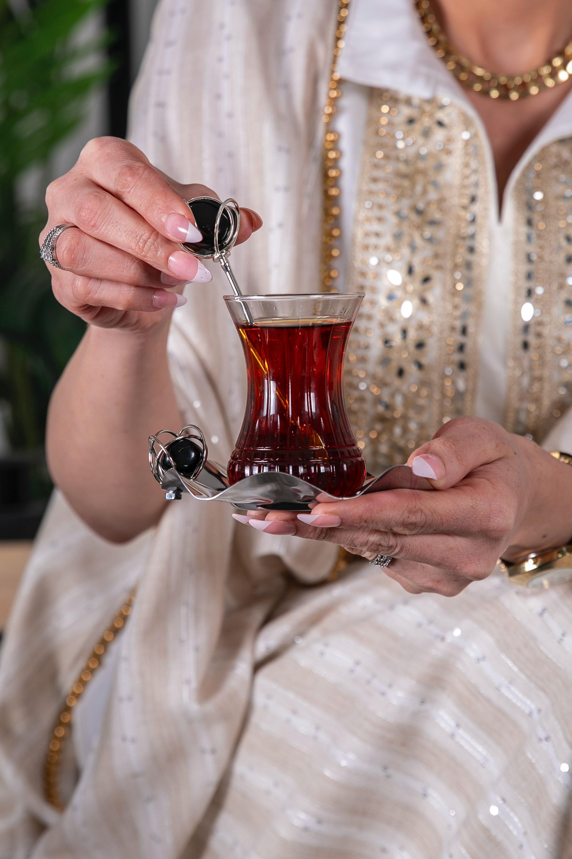 طقم استكانات شاي فاخر مع ملاعق مزينة