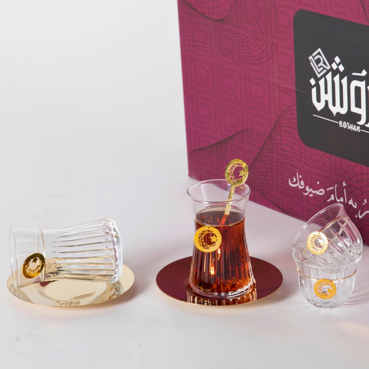 طقم استكانات شاي وفناجين قهوة مع صحون وملاعق صغيرة